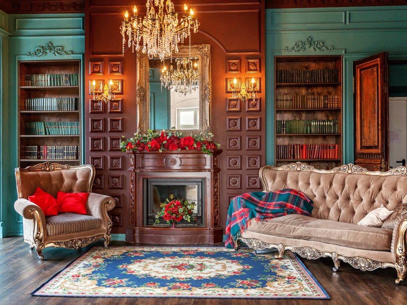 Красивая мебель в комнате с ковром 