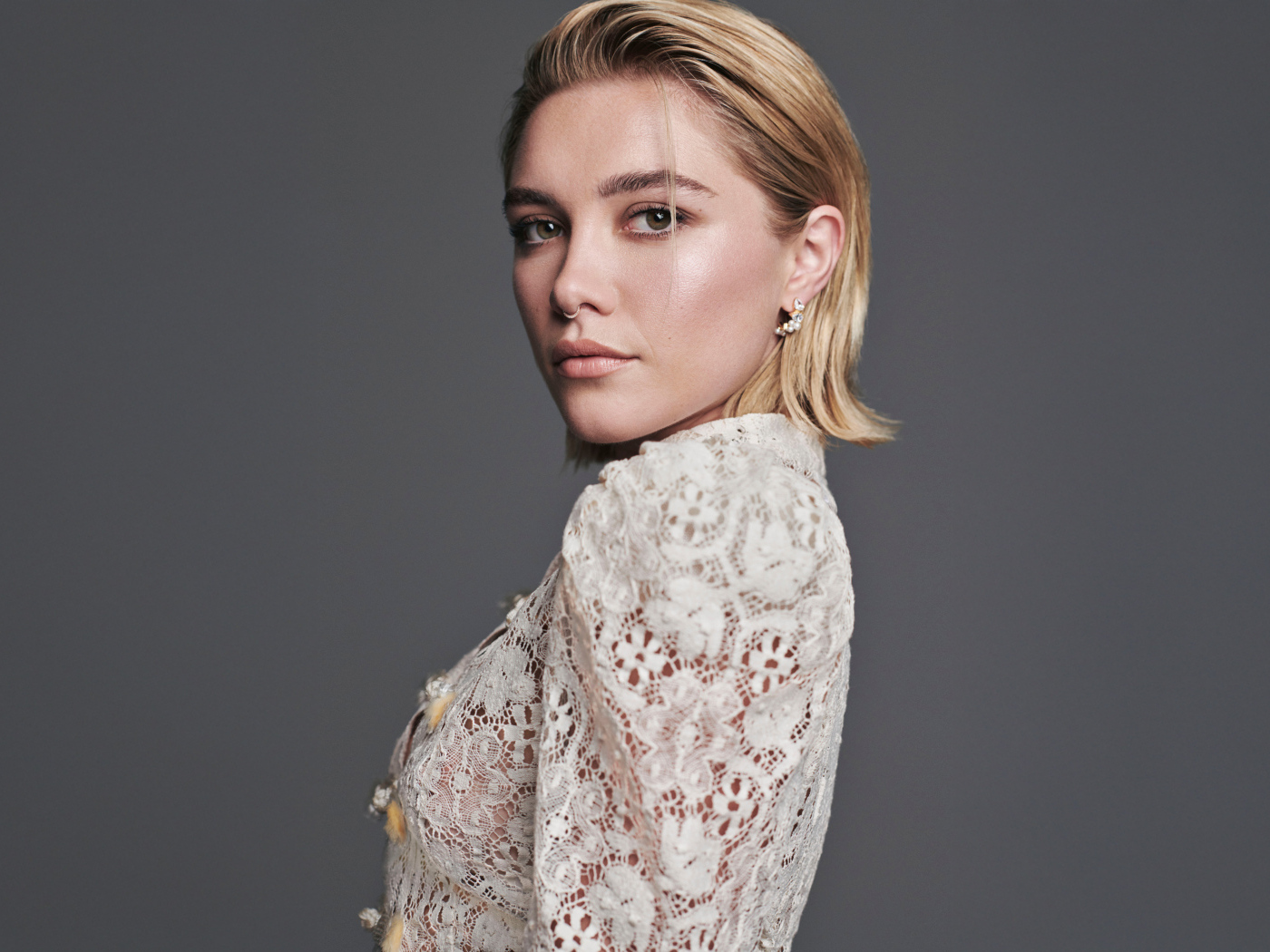 Британская актриса Флоренс Пью в белом платье на сером фоне