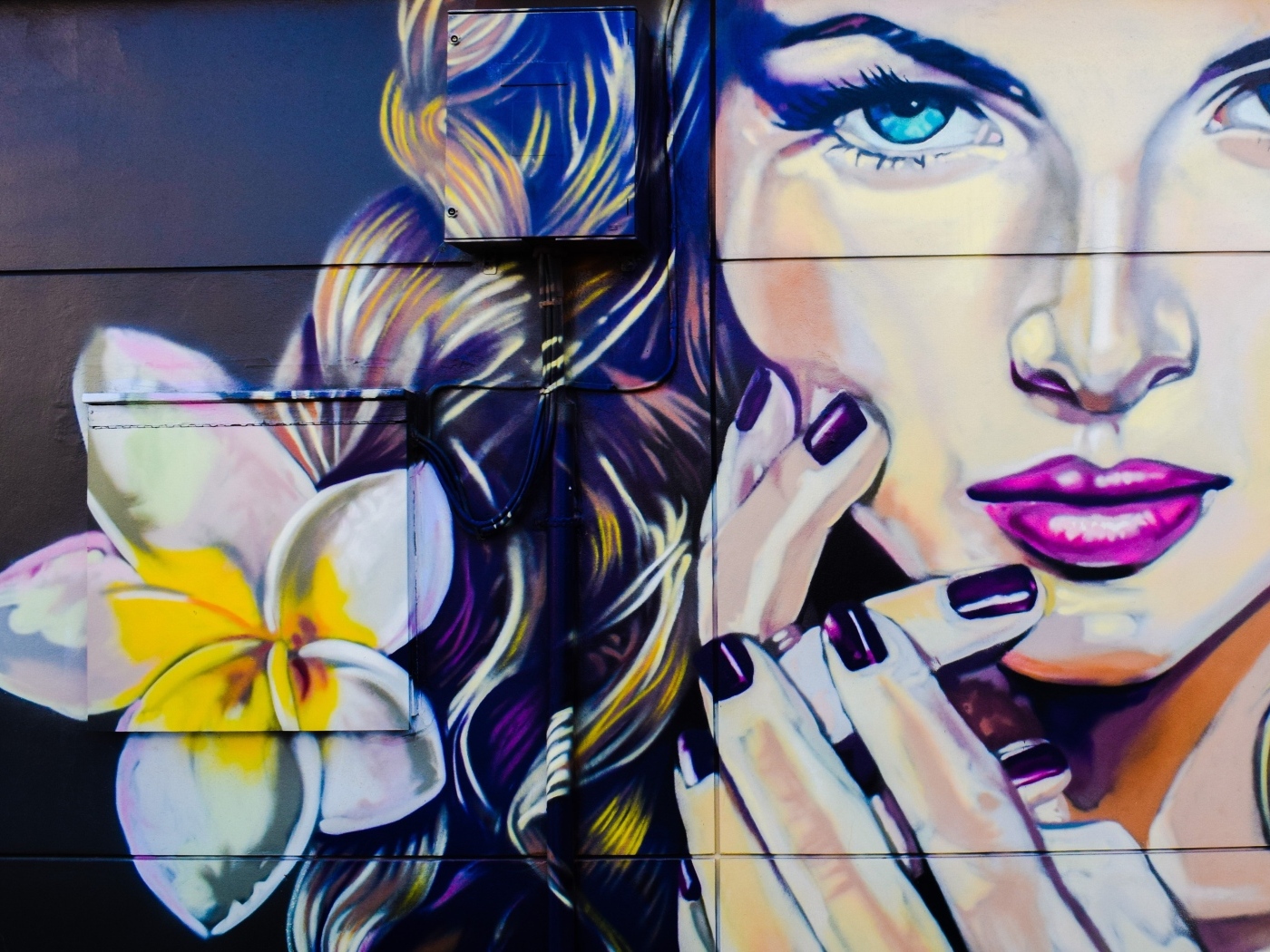 Нарисованное лицо девушки с цветком