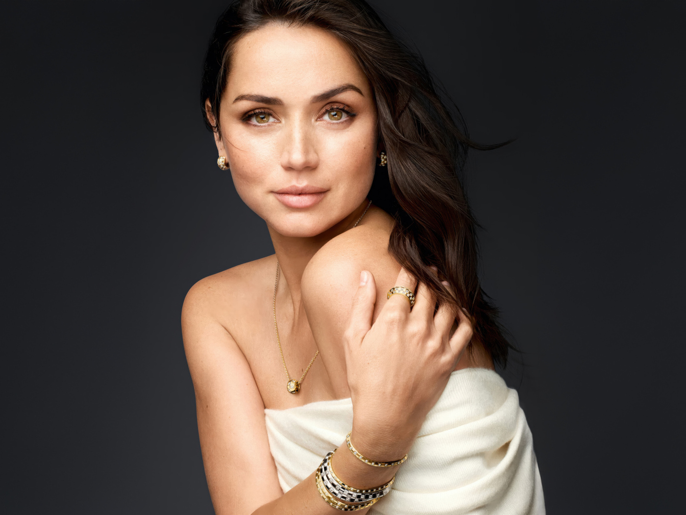 Нежная кареглазая девушка актриса Ана де Армас