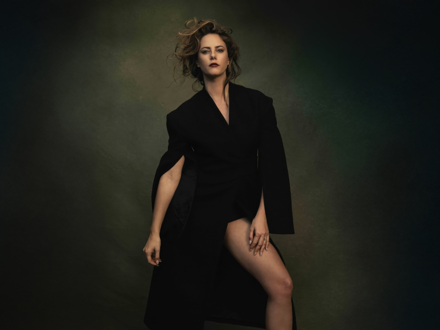 Эффектная актриса Кая Скоделарио в черном наряде