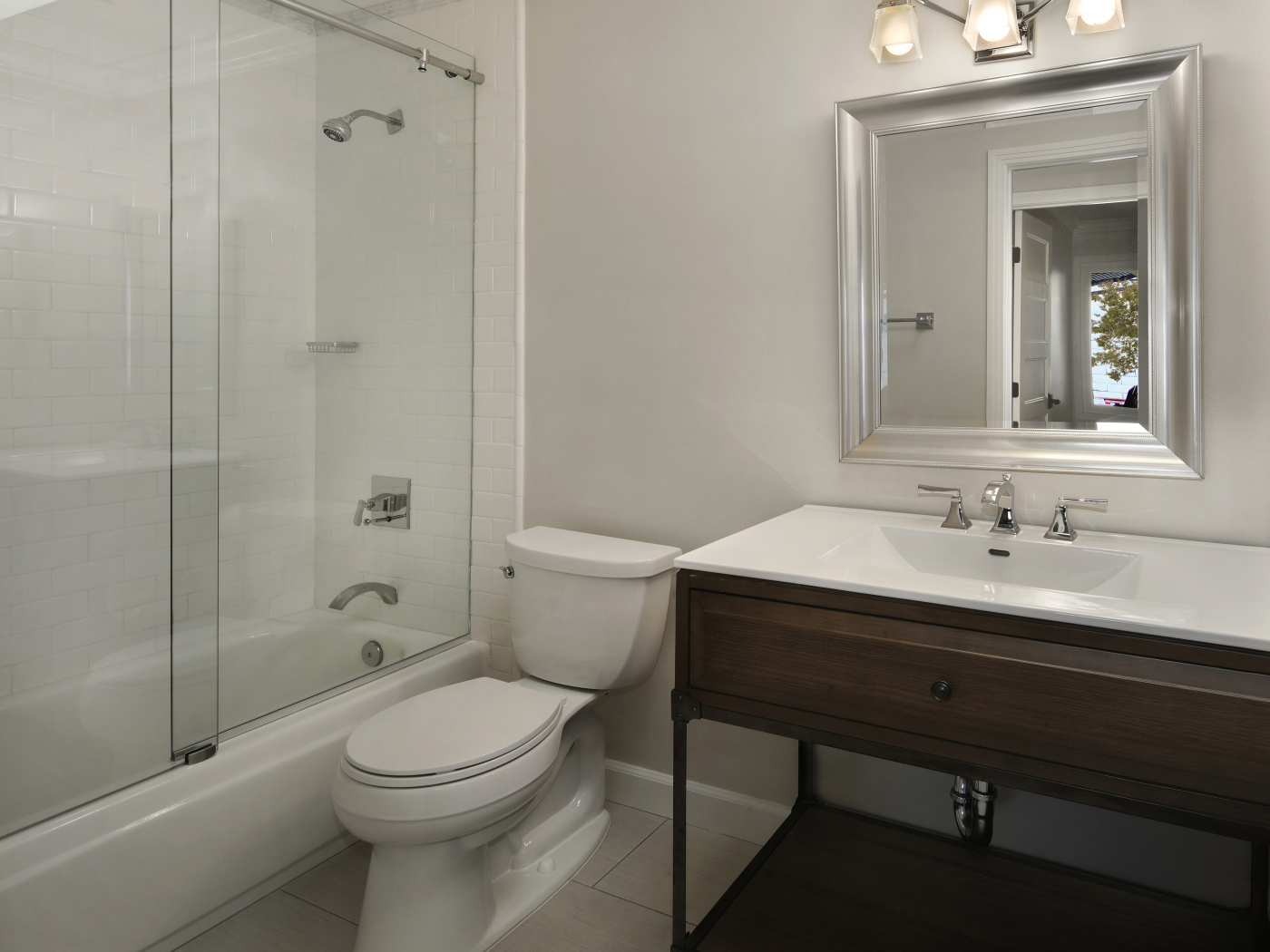 Интерьер ванной комнаты в белом цвете с душевой кабиной и унитазом