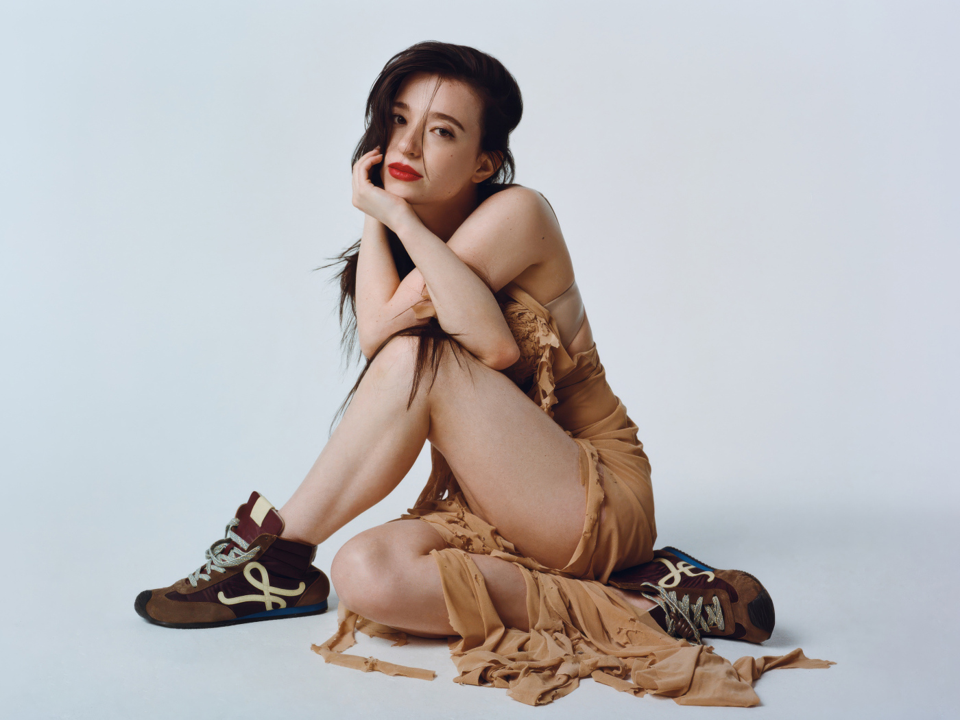 Молодая актриса Майки Мэдисон на сером фоне