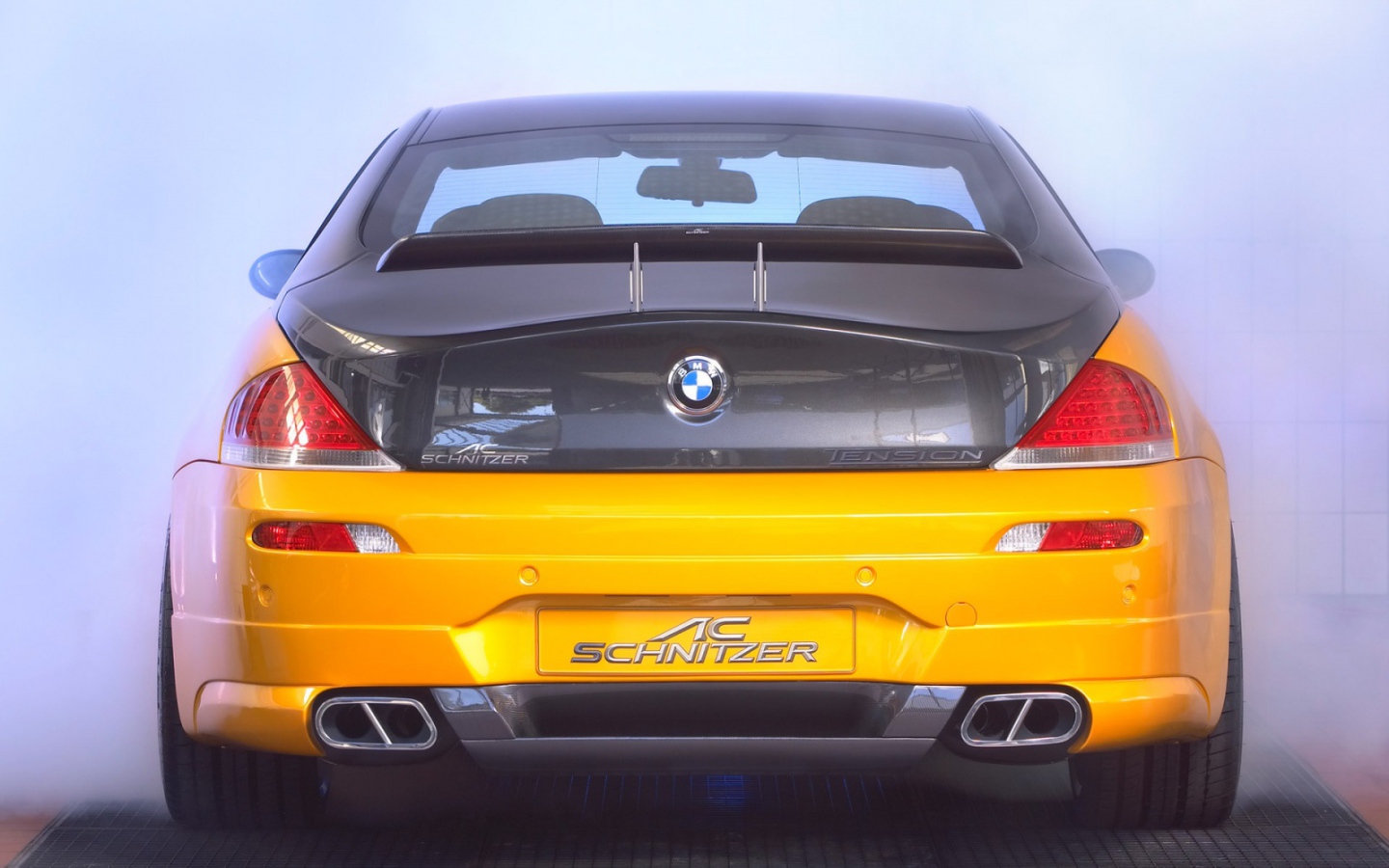 Автомобиль BMW вид сзади