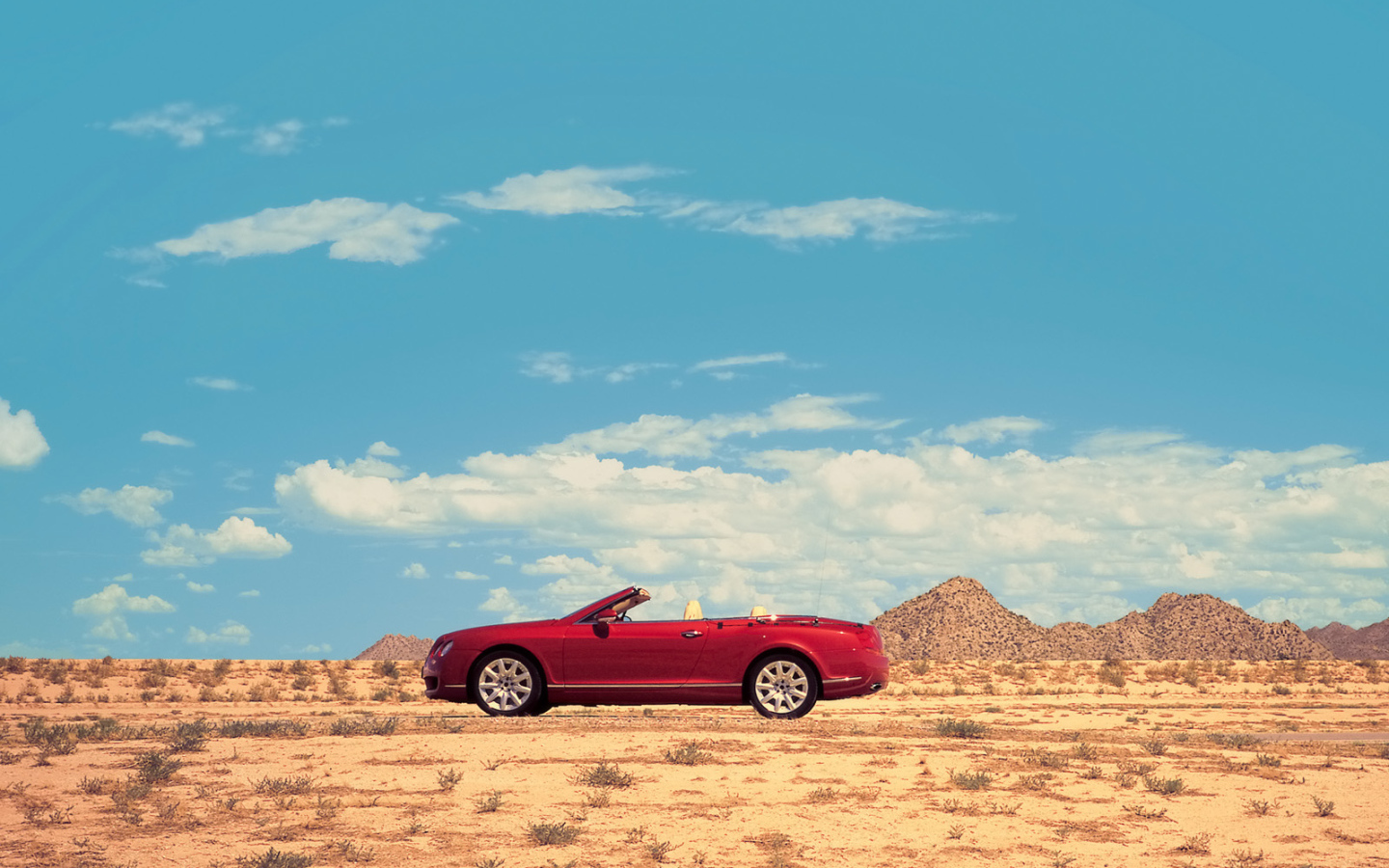 Красный Bentley