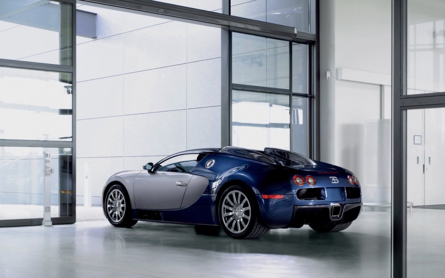 Синий Bugatti Veyron