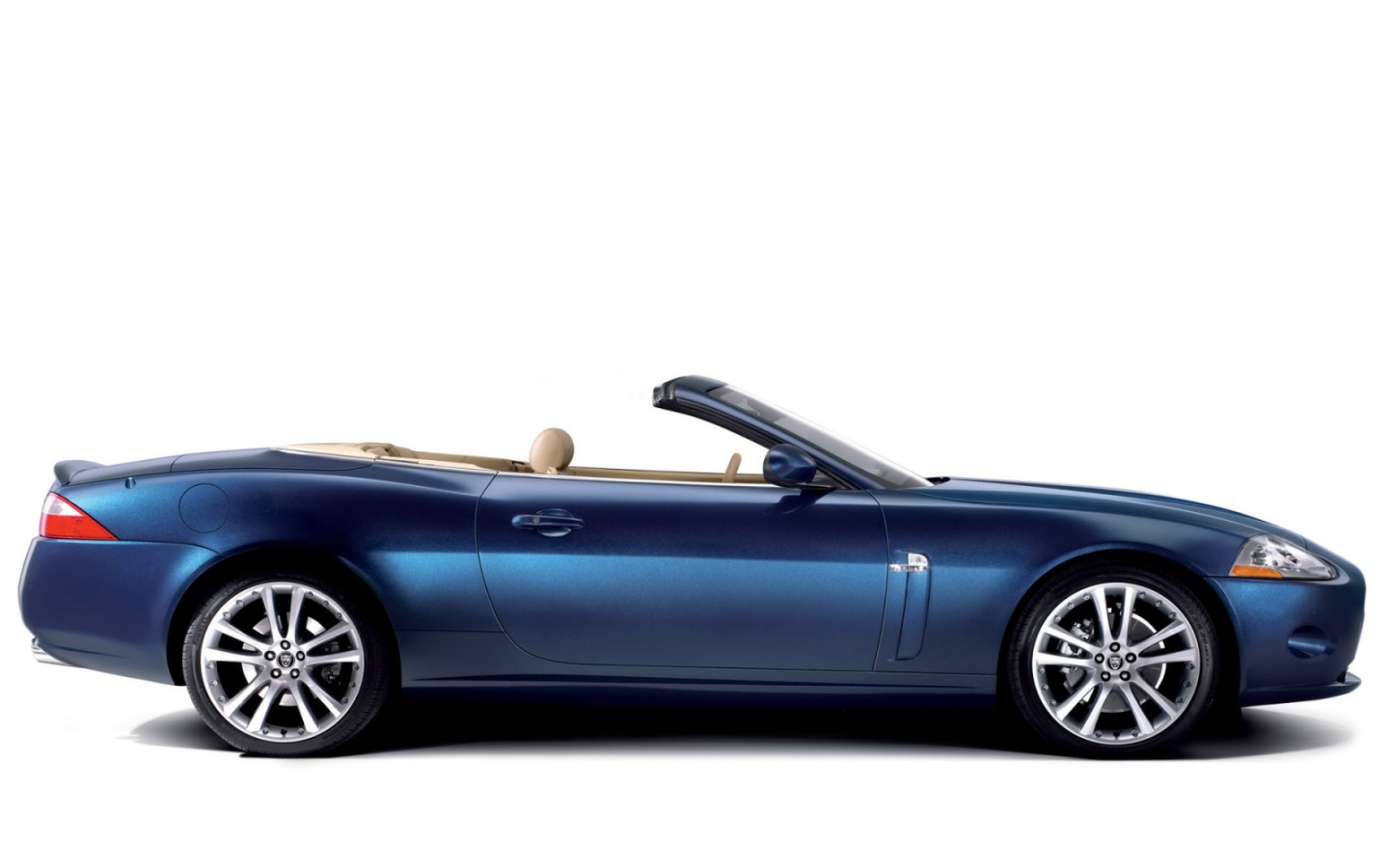 Jaguar XK вид сбоку