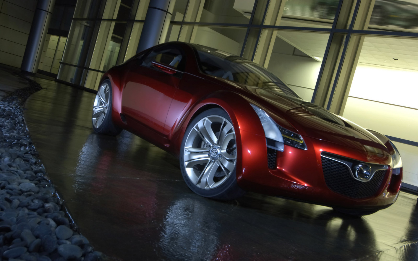 Красная Mazda Kabura