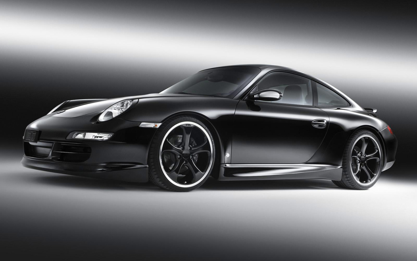 Черный Порше с черными литыми дисками
