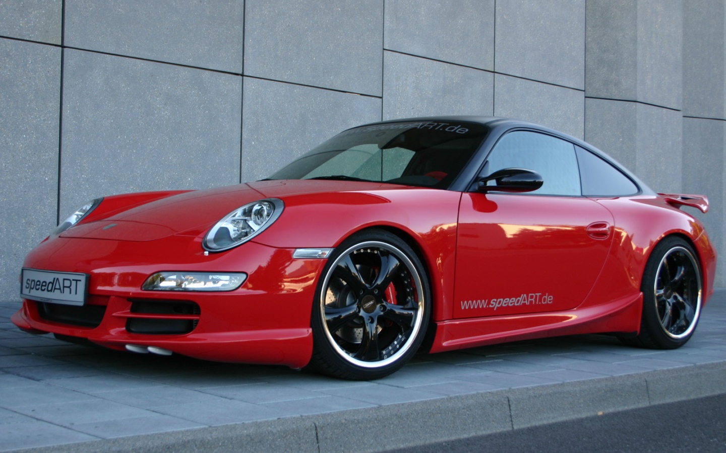 Красный Porsche