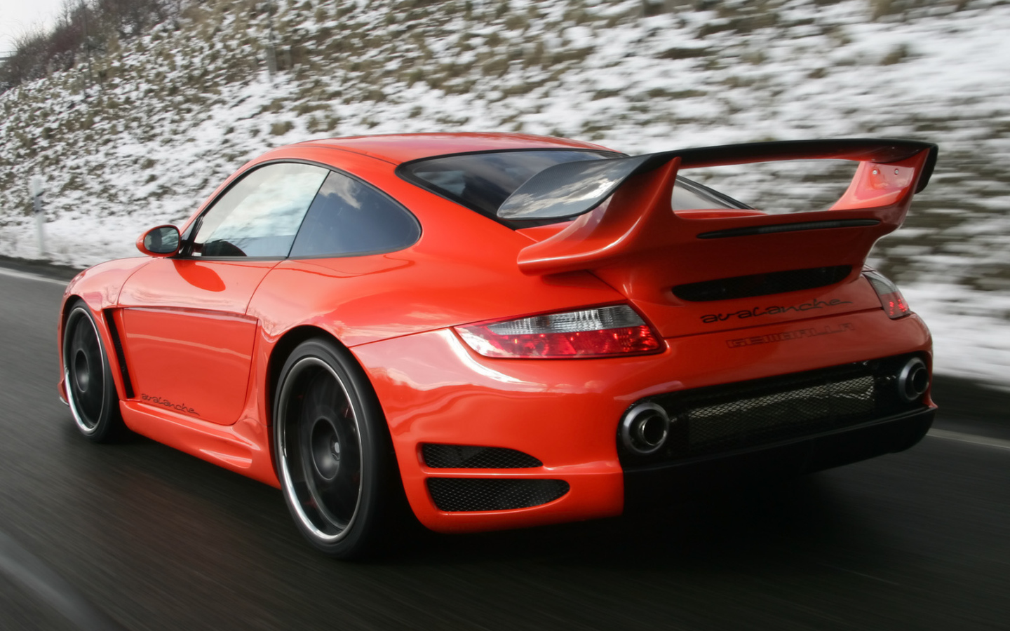 Красный Porsche на зимней дороге