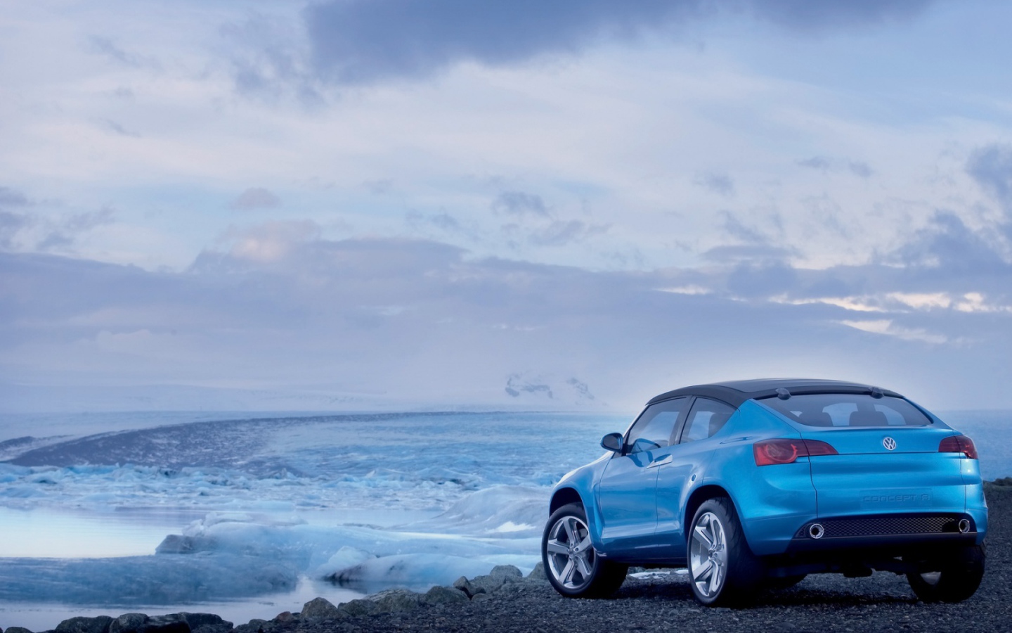 Автомобиль Volkswagen у моря
