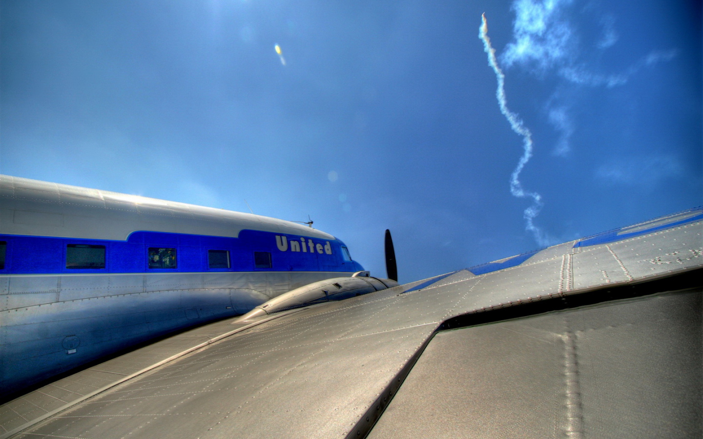 На крыле самолета