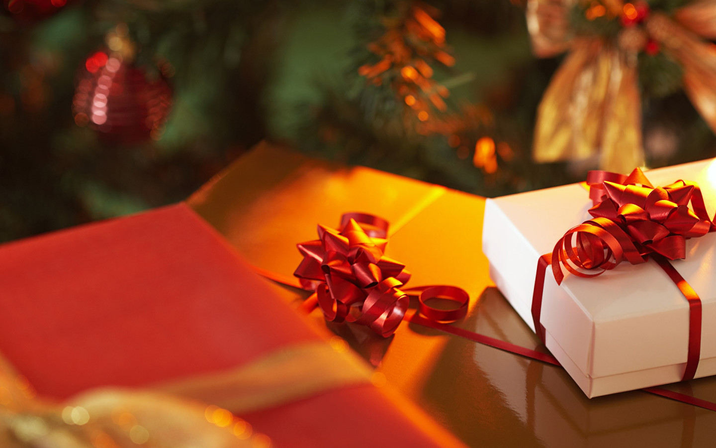 Подарочки под елкой