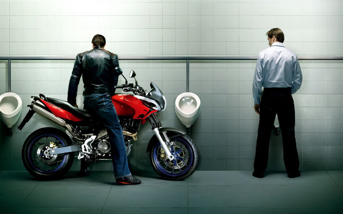 Заехал пописать