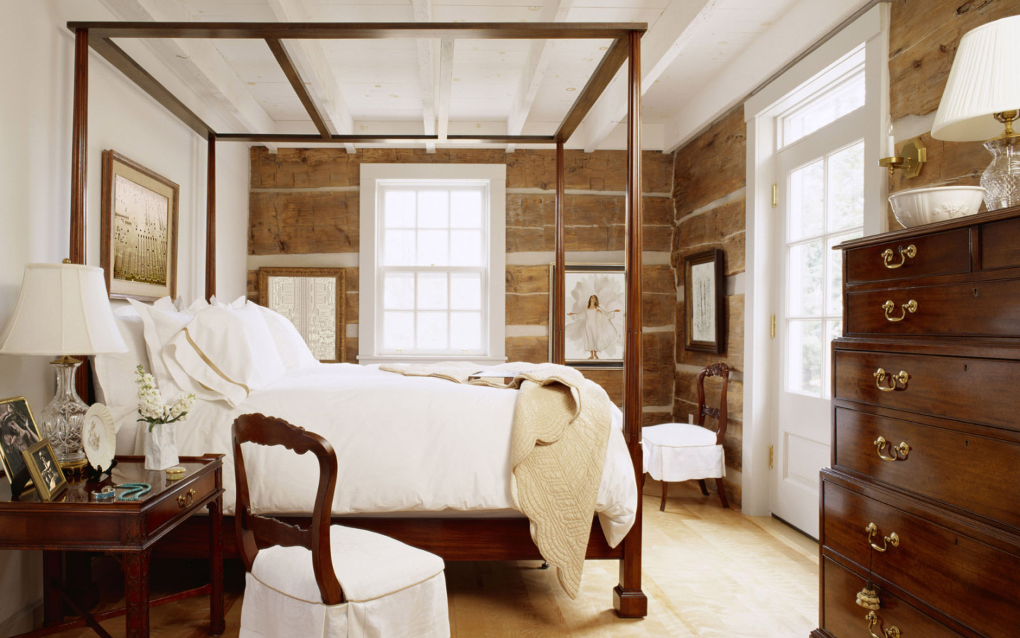 Уютная спальня в светлых тонах