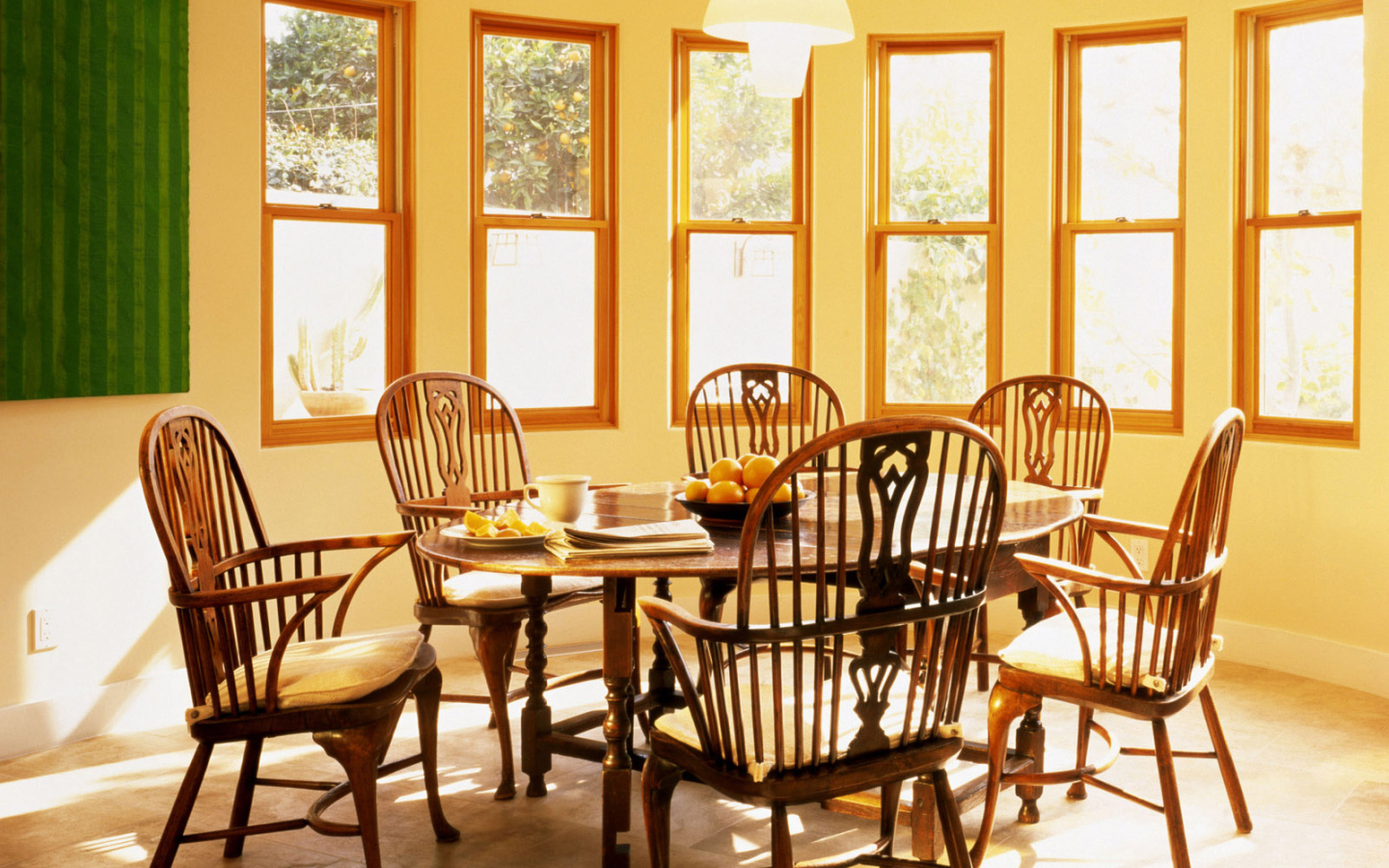 Столовая с хорошим освещением