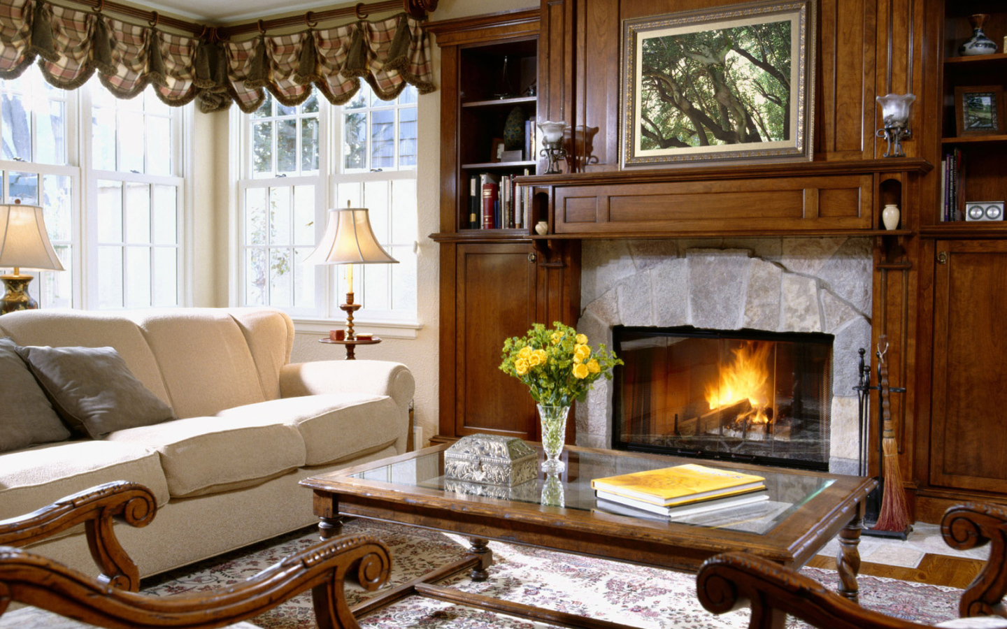 Интерьер зала с камином