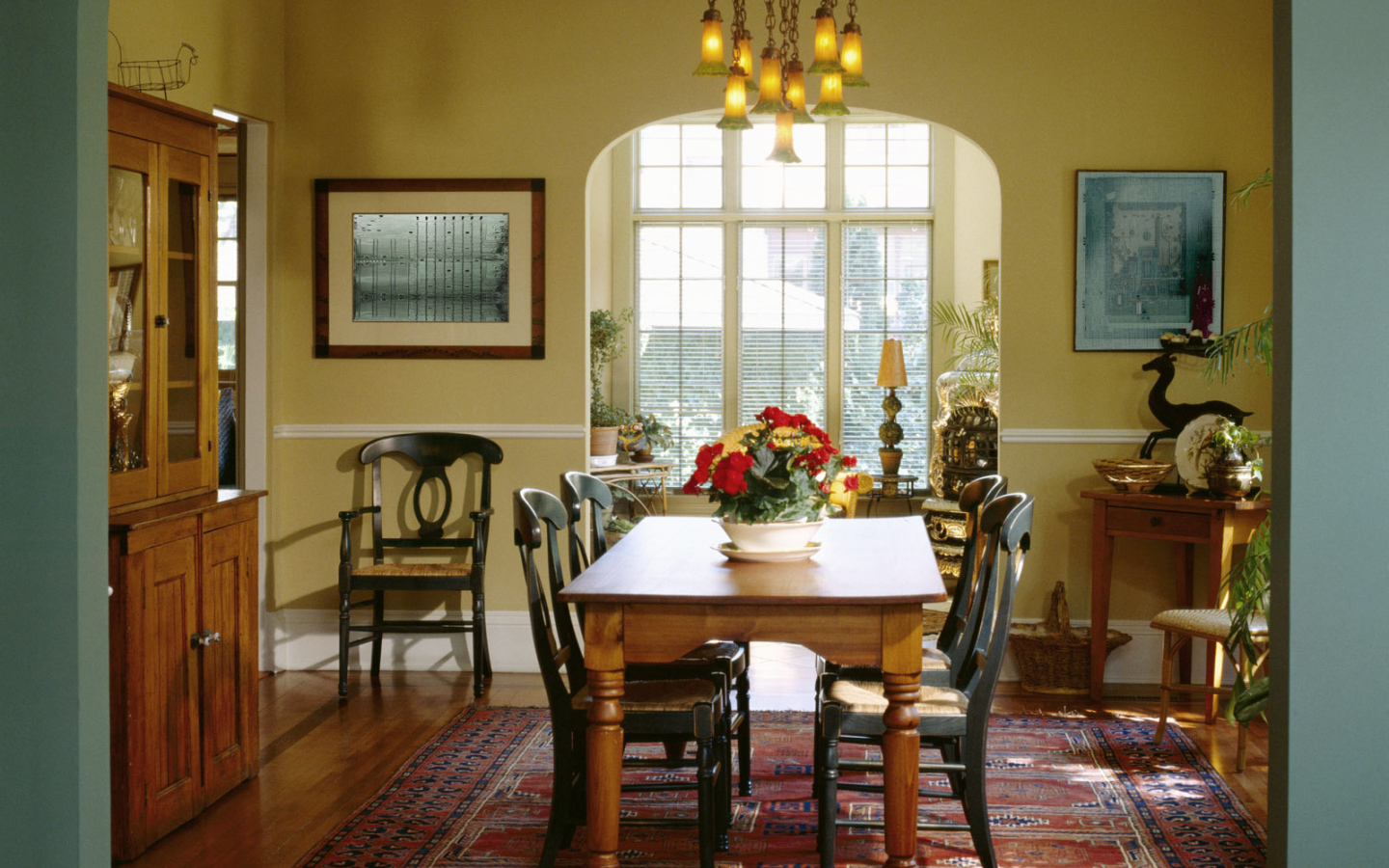 Интерьер небольшой столовой