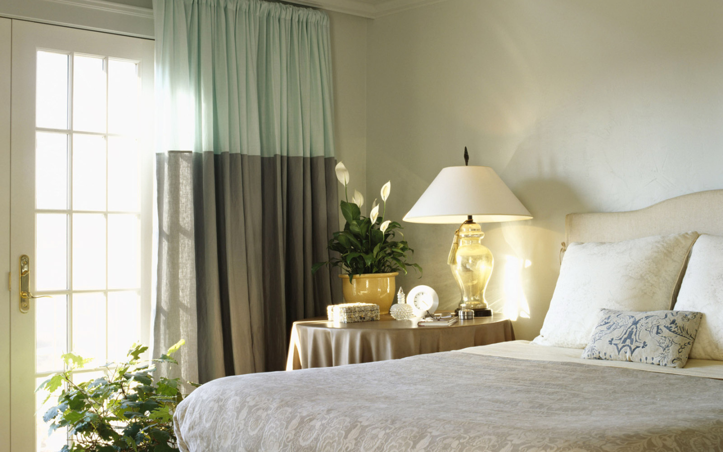 Двухцветные шторы в спальне