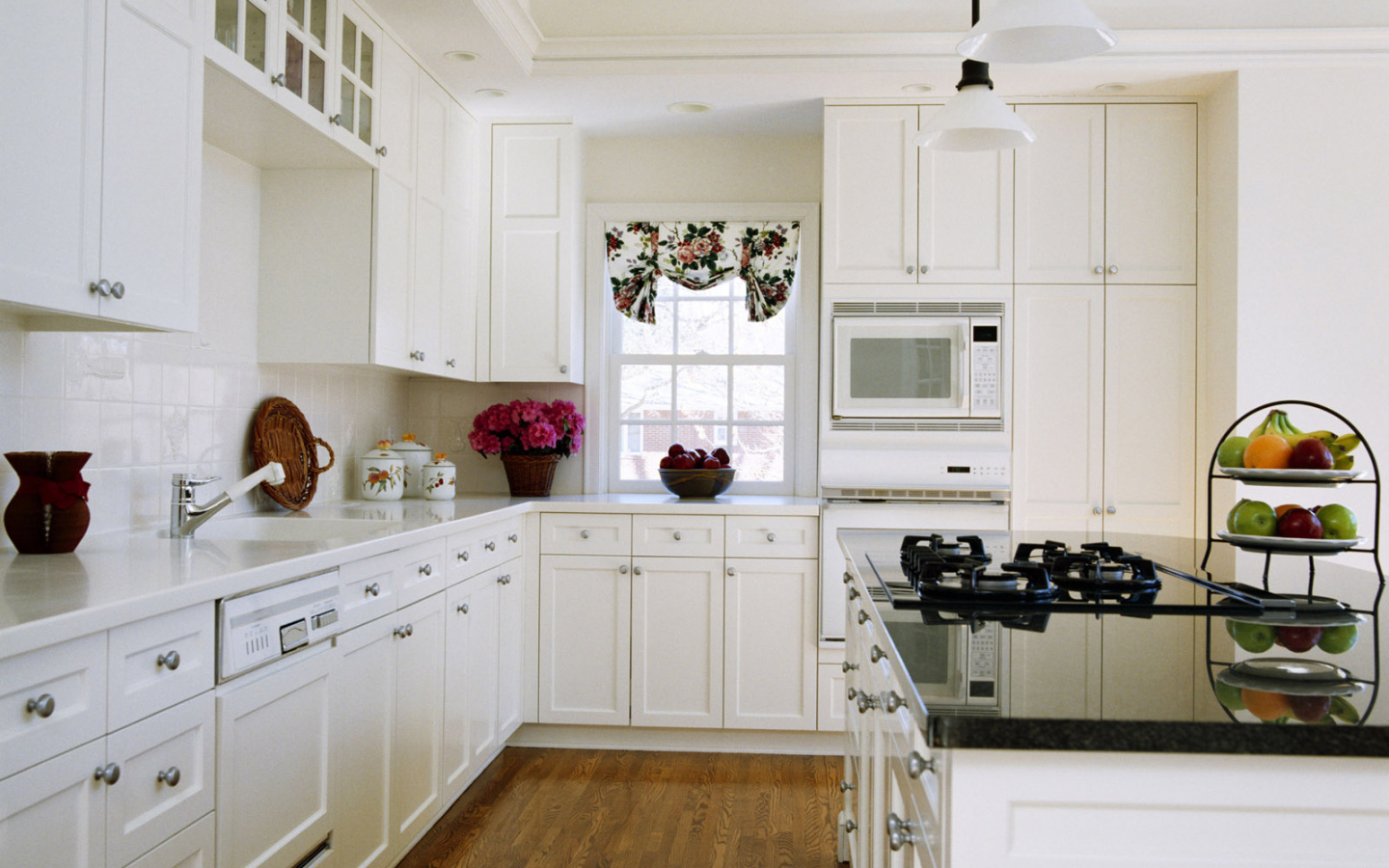 Кухня в белых тонах