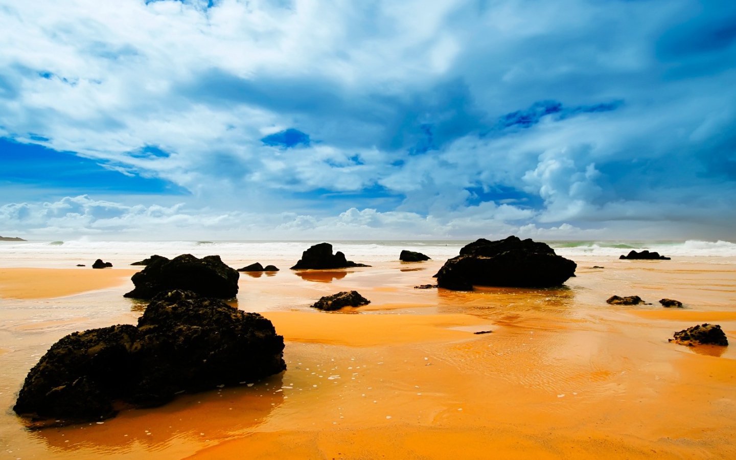 Камни на берегу