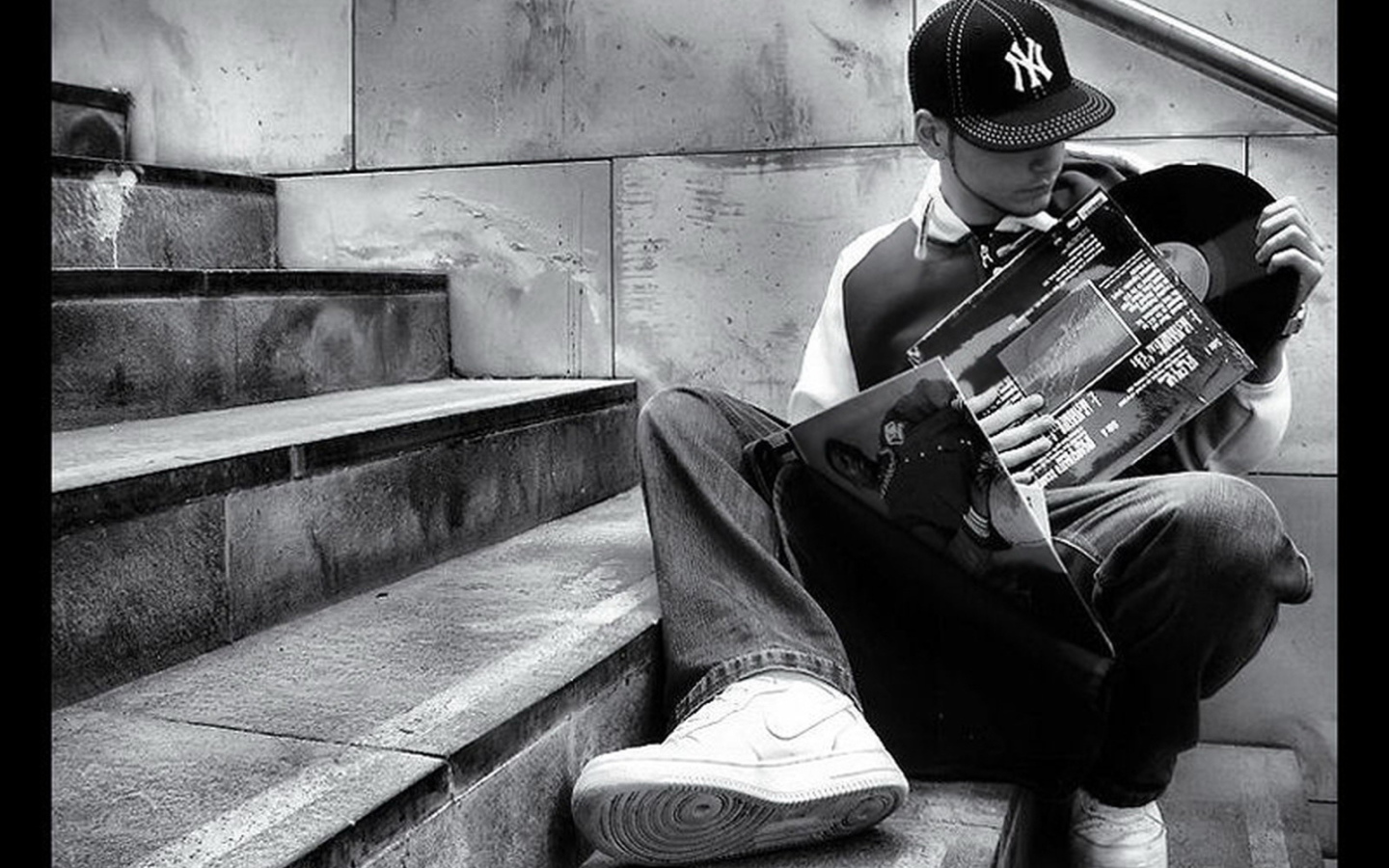 Парень с пластинкой