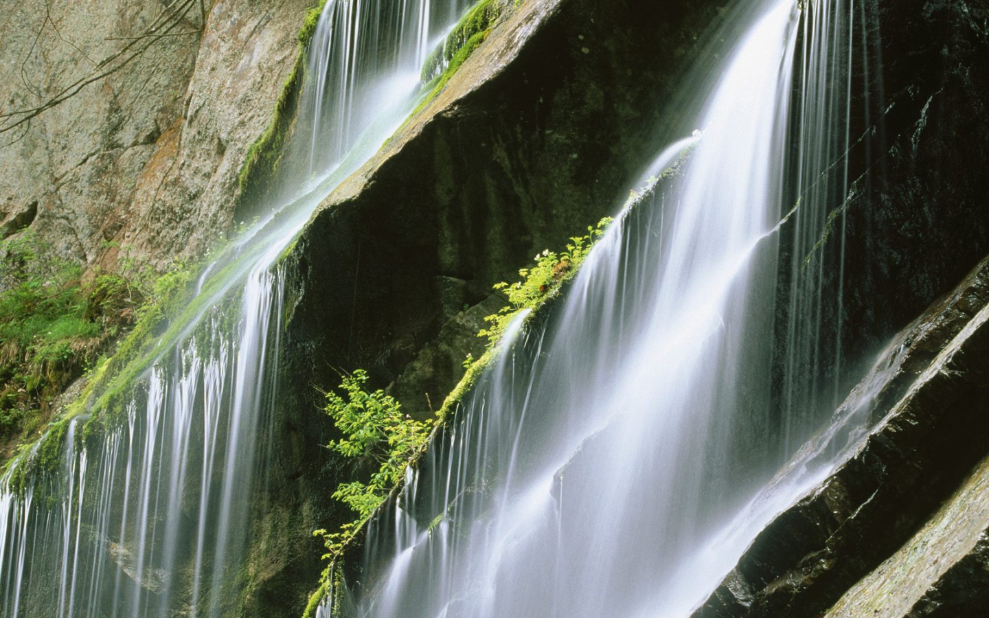 Льющаяся каскадом вода