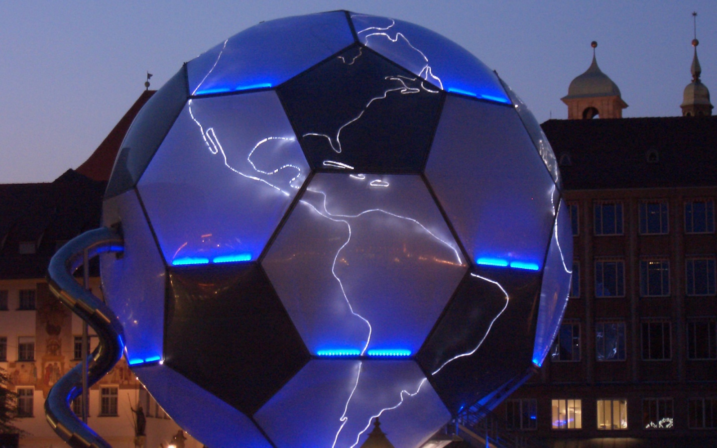 Глобус - футбольный мяч