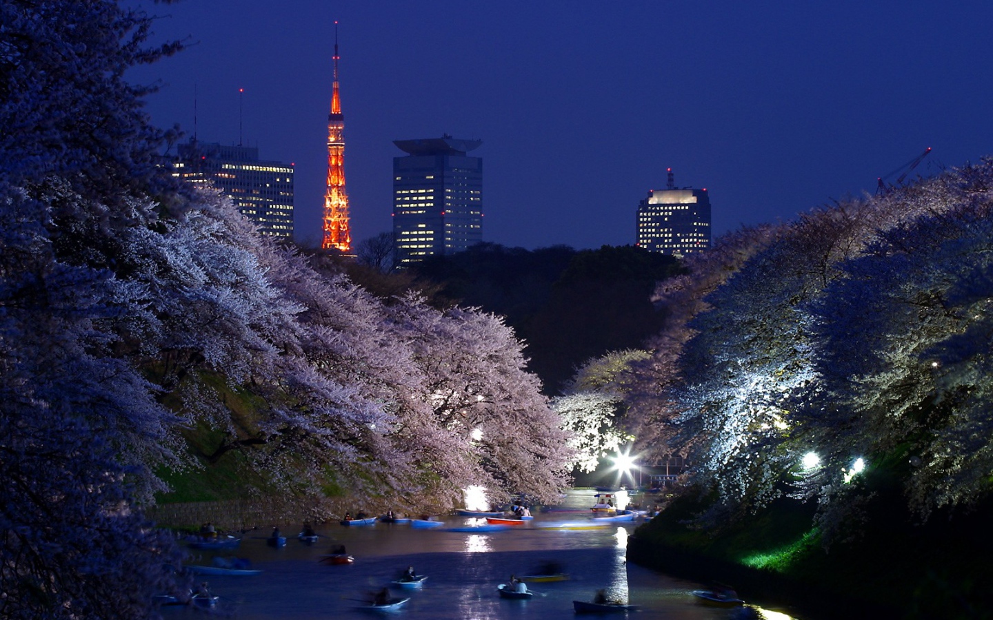 По городской реке