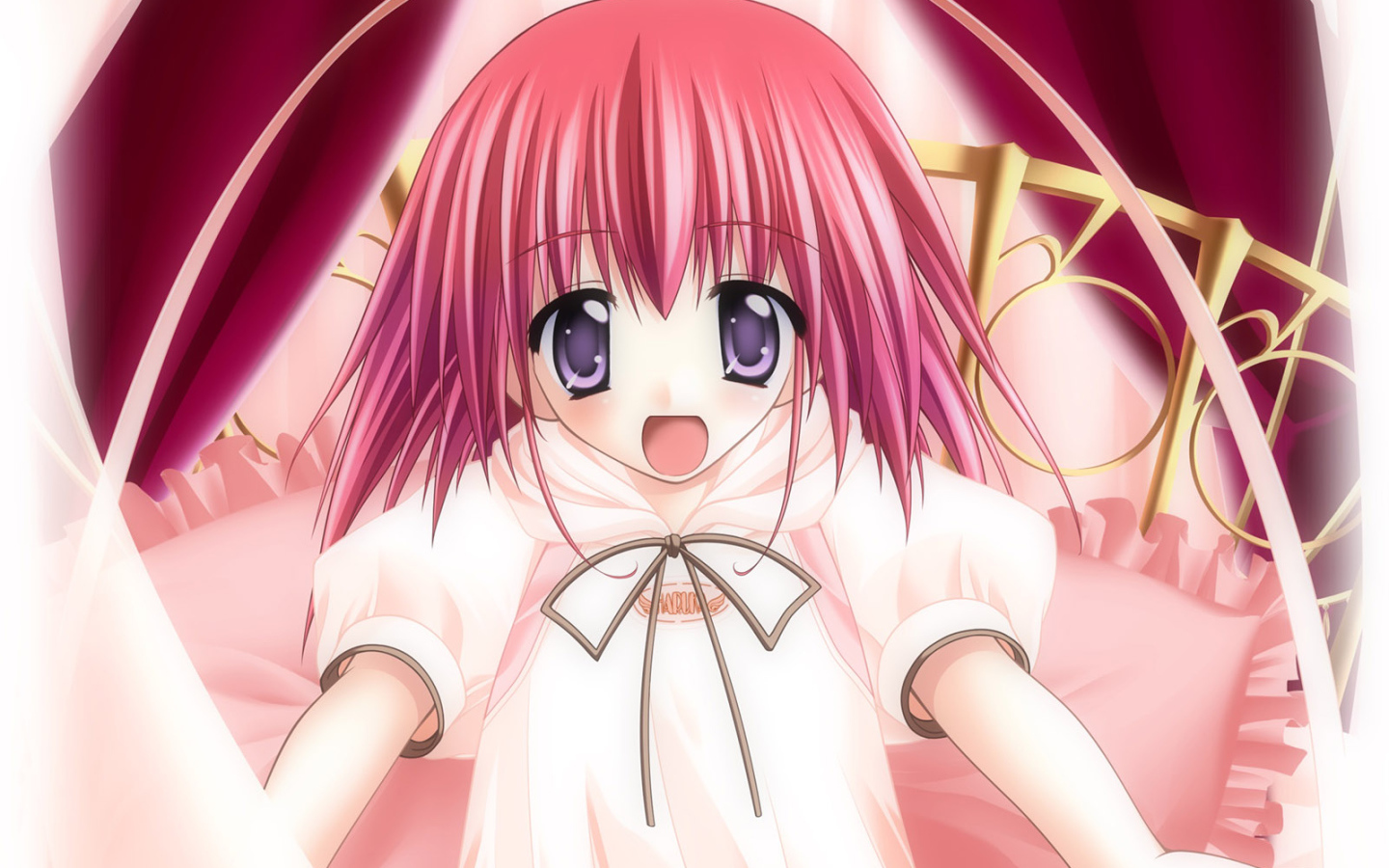 Маленькая девочка в кровати