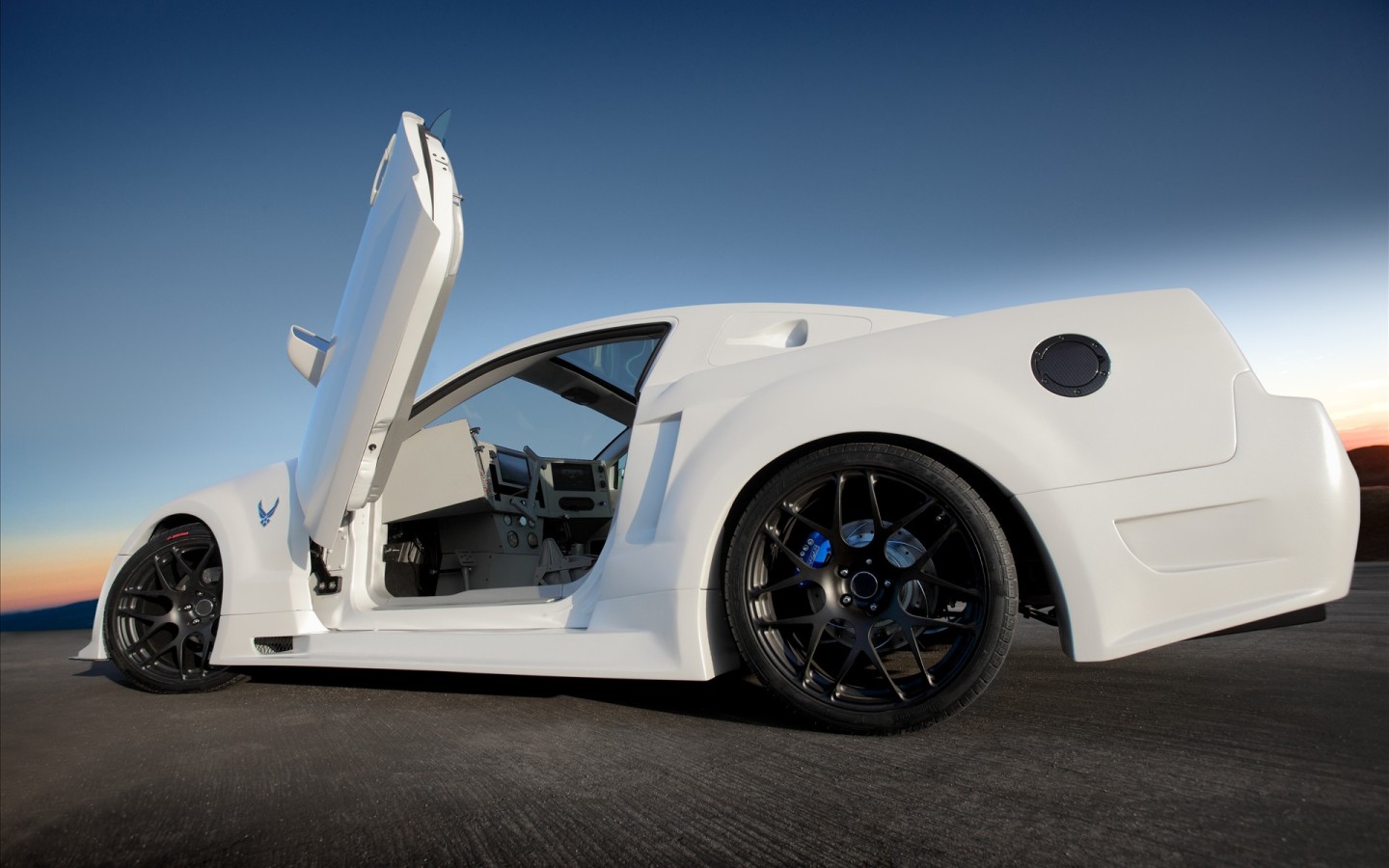 Белый спорткар