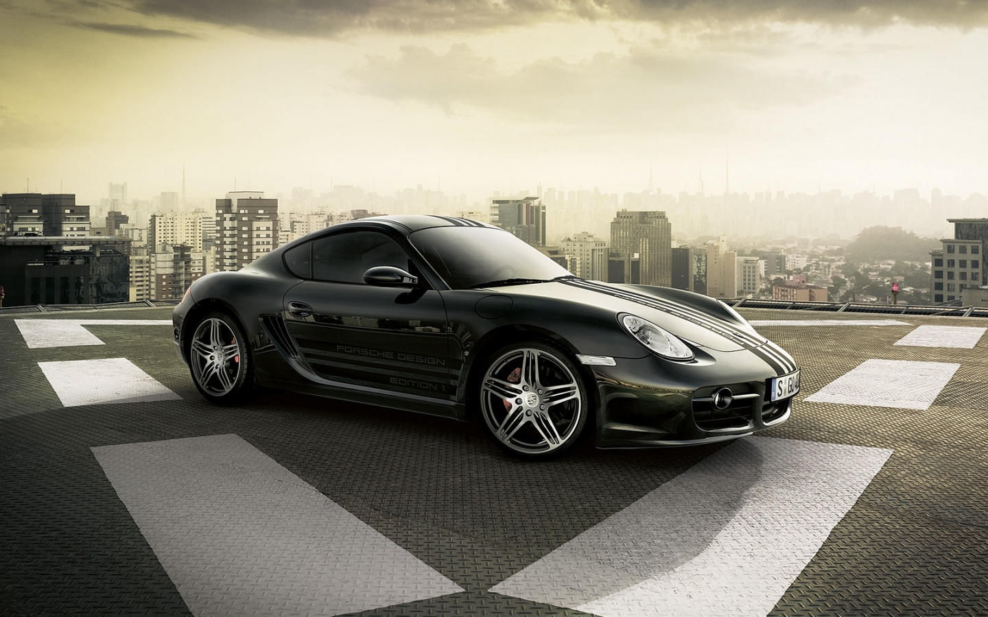 Спортивный авто на крыше здания