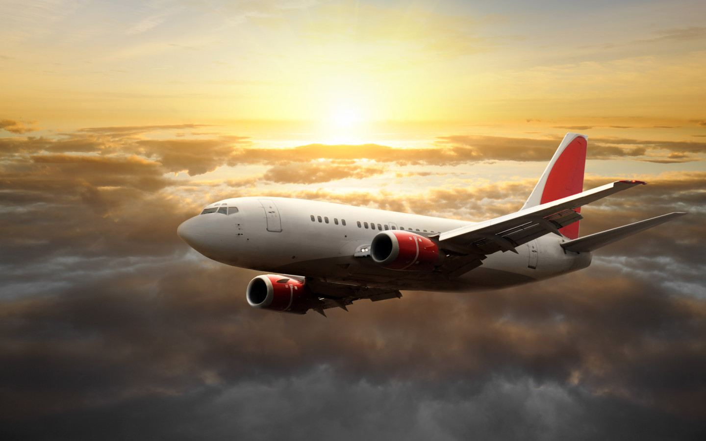 Самолет в небе над облаками