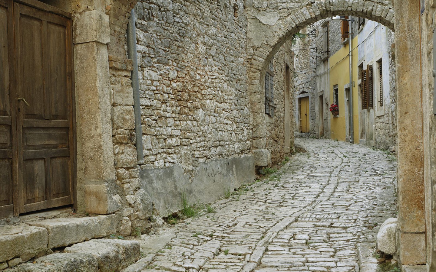 Узкая улочка старого города