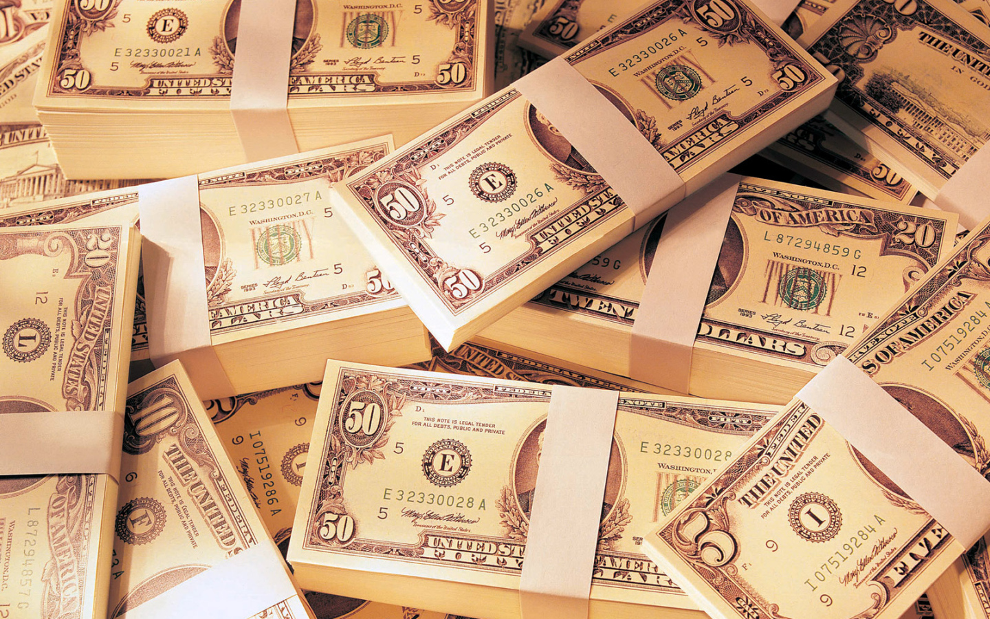 Толстые пачки денег
