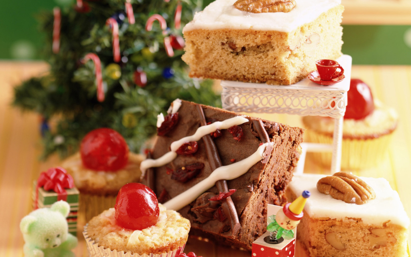 Пирожное и кусочки сладкого пирога