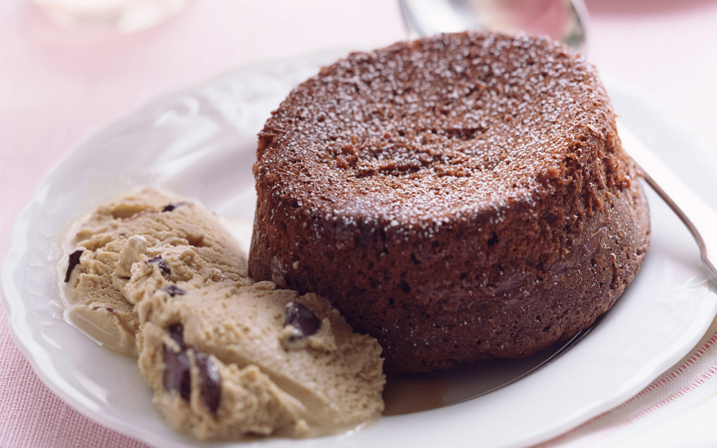 Вкусное шоколадное пирожное