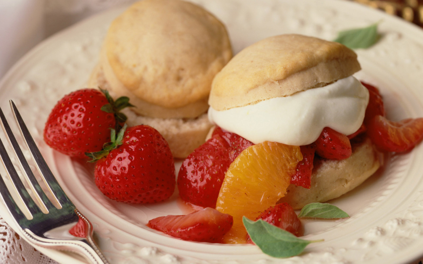 Бутерброд с клубникой и сливками