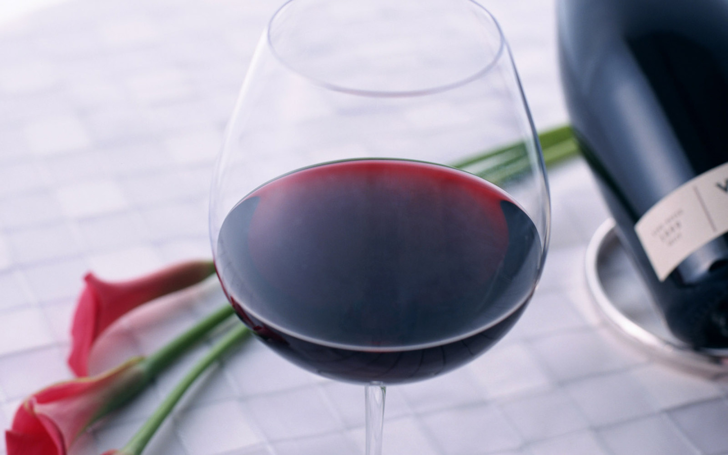 Бокал вина на столе