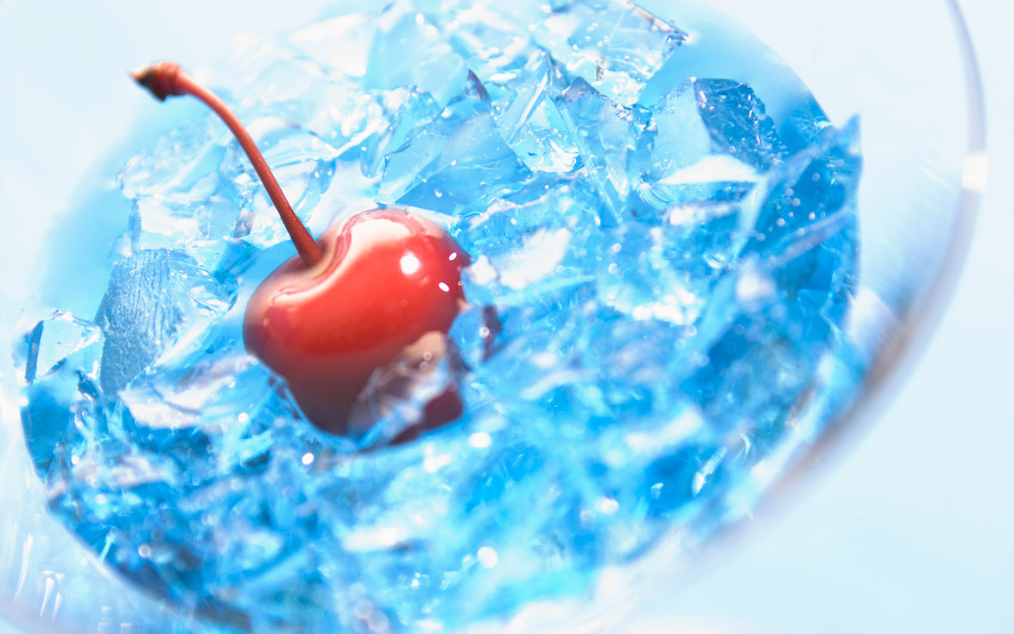 Вишня в напитке