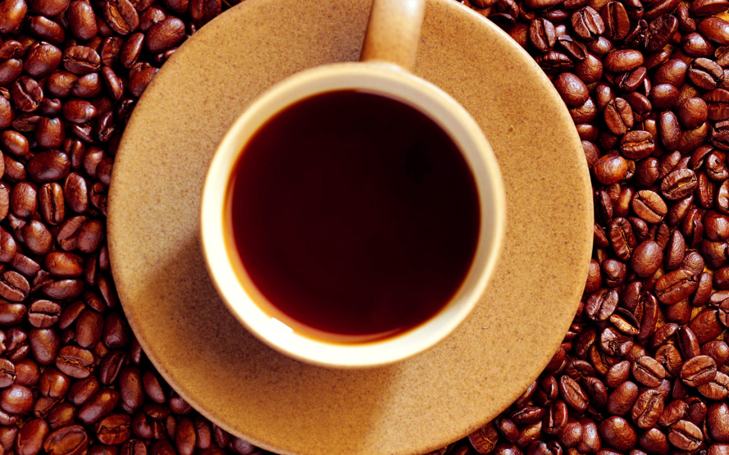 Кофейные зерна и чашка кофе