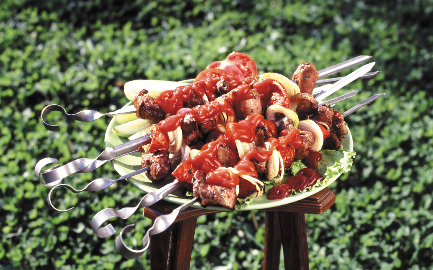 Блюдо с шашлыком барбекю