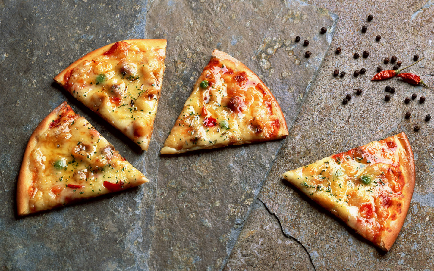 Аппетитные кусочки пиццы