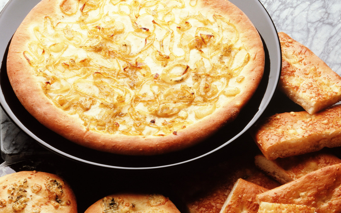 Пицца с луком