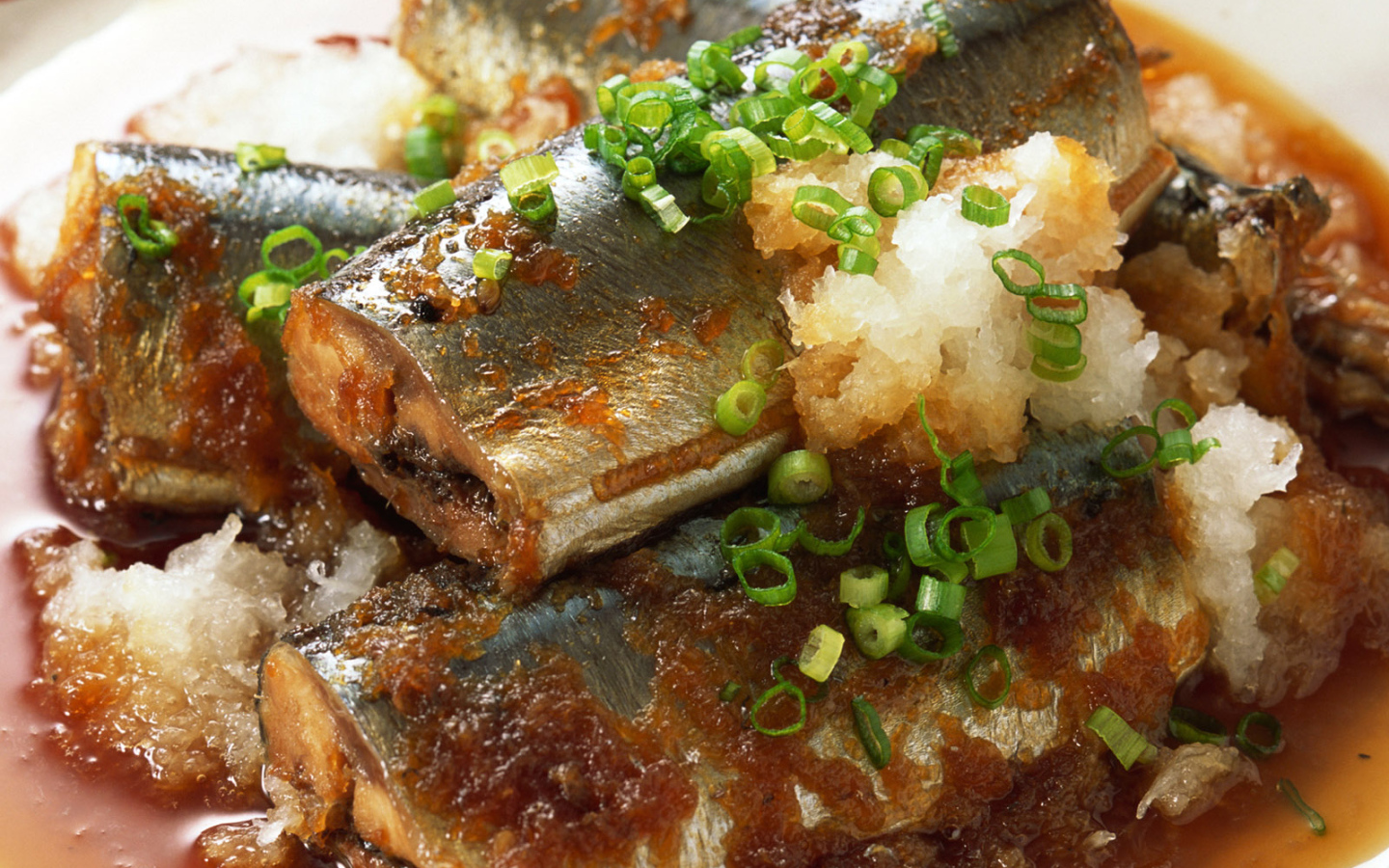 Большие кусочки жаренной рыбы