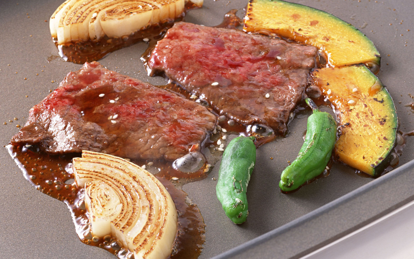 Куски рыбьего мяса на плите