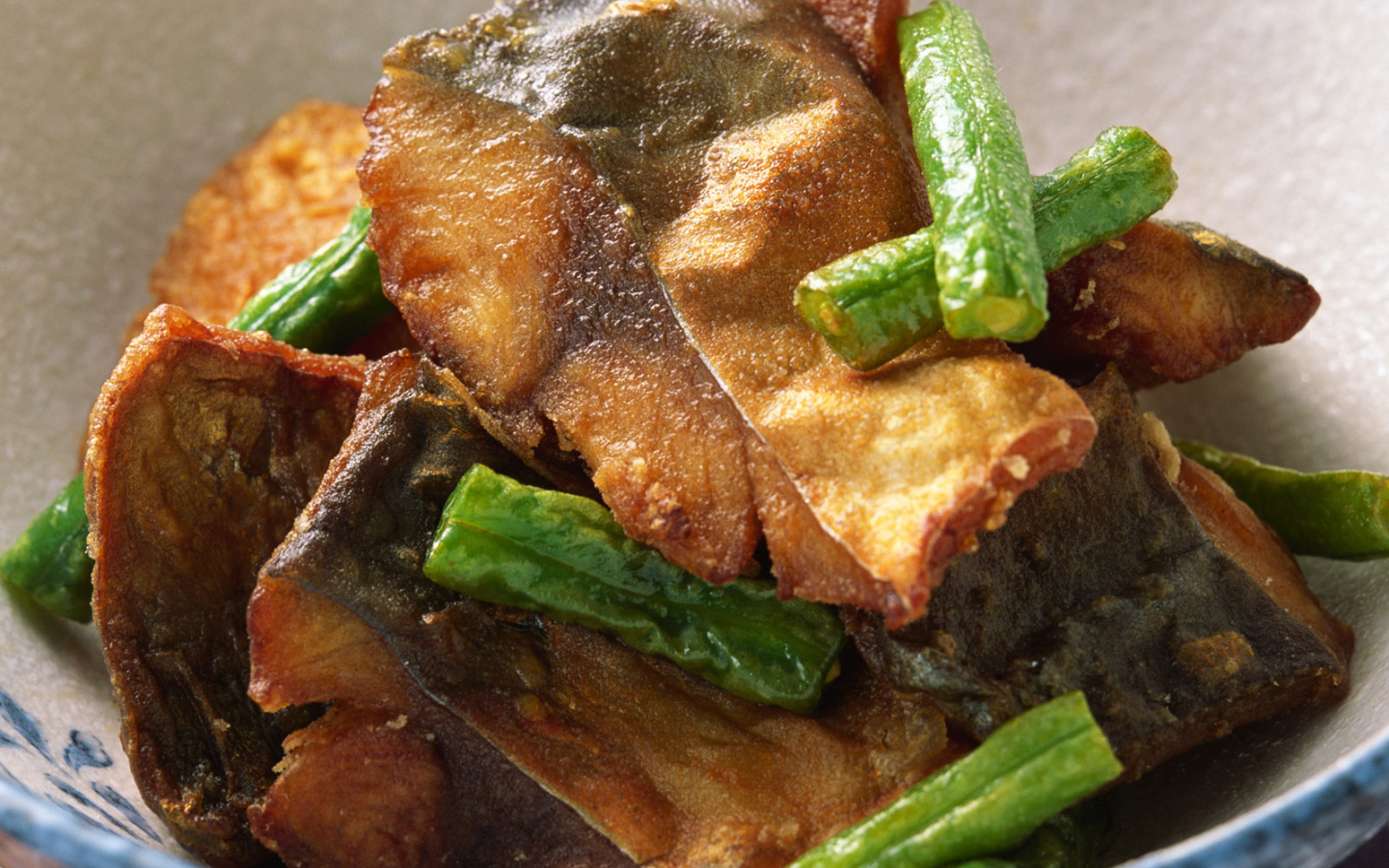 Кусочки рыбы приправленные фасолью