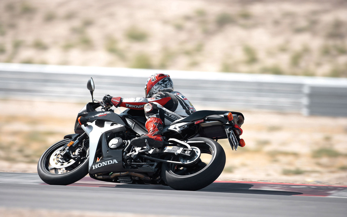 Пилот спортивного мотоцикла