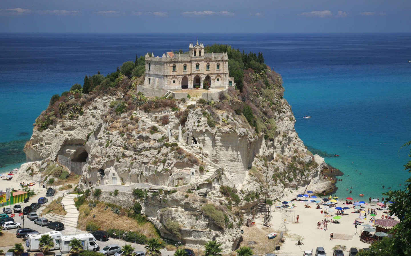 Замок на берегу моря